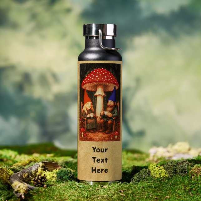 Botella De Agua Seta Amanita y Gnomos (Al aire libre (girado))