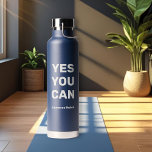 Botella De Agua Sí. | Nombre simple personalizado<br><div class="desc">Sí. | Simple Nombre Personalizado Diseño Moderno De Botella De Agua Insulada De Cobre. Puedes dejar las palabras "SÍ PUEDES" o personalizarlas con tu propio texto. Añade también tu nombre. Es sencillo y fácil de personalizar a sus necesidades. ¡Perfecto para ir a los regalos de la universidad o para alguien...</div>
