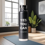 Botella De Agua Sí Puede Personalizar El Nombre Del Gimnasio De Fo<br><div class="desc">Moderno Sí Puede Usted Nombre Personalizado El Diseño De Botella De Agua Insulada De Vaso De Cobre Gimnasio. Puedes dejar las palabras "SÍ PUEDES" o personalizar con tu propio texto. Añade también tu nombre. Es sencillo y fácil de personalizar a sus necesidades. La botella de agua te permite refrescarte en...</div>