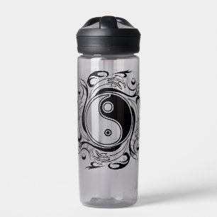 Botella De Agua Símbolo Yin & Yang en estilo de tatuaje en blanco 