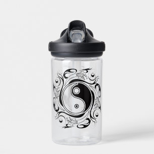 Botella De Agua Símbolo Yin & Yang en estilo de tatuaje negro y bl