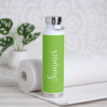 Botella De Agua Simple Neon Lime Green Name Elegant Script Moderno<br><div class="desc">Botella de agua verde de neón brillante de estilo moderno con un diseño sencillo y minimalista con tu nombre en un guión elegante. Un diseño bonito perfecto para una chica.</div>
