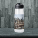 Botella De Agua Skyline Lower Manhattan de Nueva York<br><div class="desc">Mantente tranquilo y motivado durante tus entrenamientos diarios con esta botella de agua clara y de plástico que cuenta con una imagen fotográfica del perfil de Manhattan, Nueva York, vista desde el puente de Brooklyn. Seleccione su tamaño y color de la botella de agua. NOTA: El diseño no está optimizado...</div>