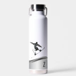Botella De Agua Snowboarder Monograma Plata Snowboard<br><div class="desc">Este diseño puede ser personalizado en el área proporcionada cambiando la foto y/o el texto. O puede personalizarse haciendo clic en Personalizar esta plantilla y, a continuación, eligiendo la opción de hacer clic en el personalizar y eliminando o cambiando el color del fondo, agregando texto, cambiando el color o estilo...</div>