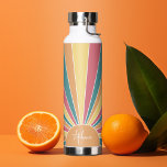 Botella De Agua Sunrise de rayas retro - nombre de guión de arcoir<br><div class="desc">Un diseño colorido y retro de rayas de sol con colores pastel. Las rayas son pastas, rojas, naranjas, amarillas y azul claro. Añade tu nombre o monograma para hacer de esto una botella de agua personal que destacará entre tus amigos. El nombre es un guión de moda en blanco. Para...</div>