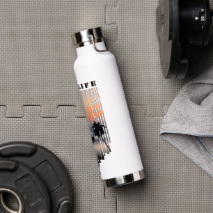 Botella De Agua Surfista En La Playa Al Atardecer