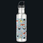 Botella De Agua Sushi Nigiri Maki Roll Patterned<br><div class="desc">Patrón japonés de arte de sushi food con un fondo azul claro.</div>