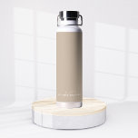 Botella De Agua Taupe simple Minimalista nombre de dos monogramas<br><div class="desc">Simple Taupe Minimalista Dos Monogramas Nombre Botella de Agua perfecto como regalo para jefes,  consultores,  profesionales,  empleados o hombres de negocios.</div>