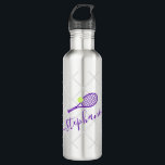 Botella De Agua Tenis Nombre Personalizado Púrpura<br><div class="desc">Frasco de agua de acero inoxidable morado y plateado personalizado de acero inoxidable negro con un monograma de raqueta de tenis en un elegante y lindo guión de caligrafía con un sutil fondo de patrón neto.</div>