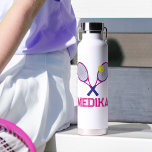 Botella De Agua Tenis raqueta rosa azul blanco amarillo personaliz<br><div class="desc">Tenis dos racquets y diseño de bolas en rosa brillante,  amarillo y azul marino en una botella deportiva de agua,  personalizable con tu propio nombre,  entrenador o club de tenis,  actualmente lee Medika. Arte gráfico original y diseño de Sarah Trett para www.mylittleeden.com</div>