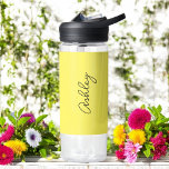 Botella De Agua Texto manuscrito amarillo elegante<br><div class="desc">Botella de agua elegante amarilla con opción de añadir nombre con hermoso texto de caligrafía. Más productos con este diseño están en la colección de abajo.</div>