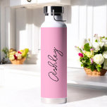 Botella De Agua Texto manuscrito rosa elegante<br><div class="desc">Botella de agua rosa elegante con opción de añadir nombre con hermoso texto de caligrafía. Más productos con este diseño están en la colección de abajo.</div>