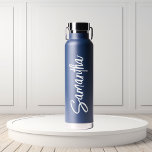 Botella De Agua Tipografía de guión de nombre personalizada simple<br><div class="desc">Este diseño puede ser personalizado en el área proporcionada cambiando la foto y/o el texto. O puede personalizarse haciendo clic en Personalizar esta plantilla y, a continuación, eligiendo la opción de hacer clic en el personalizar y eliminando o cambiando el color del fondo, agregando texto, cambiando el color o estilo...</div>