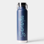 Botella De Agua Tipografía de guión de nombre personalizada simple<br><div class="desc">Este diseño puede ser personalizado en el área proporcionada cambiando la foto y/o el texto. O puede personalizarse haciendo clic en Personalizar esta plantilla y, a continuación, eligiendo la opción de hacer clic en el personalizar y eliminando o cambiando el color del fondo, agregando texto, cambiando el color o estilo...</div>