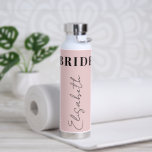 Botella De Agua Tipografía elegante de novia nombre guión personal<br><div class="desc">Botella de agua elegante y chic de tono rosa claro y negro para equipo de desayuno de novia personalizada con nombre personalizado en estilo de caligrafía de firma chic.      Tenga en cuenta que el color se puede cambiar para que coincida con la paleta de colores de su boda.</div>