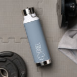 Botella De Agua Tipografía moderna azul turca personalizada<br><div class="desc">Botella de agua a la moda, aislada al vacío, con un nombre personalizado en tipografía blanca y moderna sobre un fondo de color azul polvoriento y moderno. Personalice el frasco editando el nombre y reemplazándolo por el suyo propio según lo desee. Perfecto para un regalo de cumpleaños, regalo de boda,...</div>