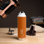 Botella De Agua Tipografía moderna Naranja quemada personalizada<br><div class="desc">Botella de agua a la moda, aislada al vacío, con un nombre personalizado en tipografía blanca y moderna sobre un fondo de color naranja a la moda y quemado. Personalice el frasco editando el nombre y reemplazándolo por el suyo propio según lo desee. Perfecto para un regalo de cumpleaños, regalo...</div>