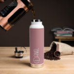 Botella De Agua Tipografía moderna y Rosa turca personalizada<br><div class="desc">Botella de agua a la moda, aislada al vacío, con un nombre personalizado en tipografía blanca y moderna sobre un fondo de color rosa moderno y polvoriento. Personalice el frasco editando el nombre y reemplazándolo por el suyo propio según lo desee. Perfecto para un regalo de cumpleaños, regalo de boda,...</div>