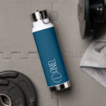 Botella De Agua Tipografía verde azulada azul moderna personalizad<br><div class="desc">Botella de agua a la moda, aislada al vacío, que presenta un nombre personalizado en tipografía blanca y moderna sobre un fondo de color azul verde azulado. Personalice el frasco editando y reemplazando el nombre por el suyo según lo desee. Perfecto para un regalo de cumpleaños, regalo de boda, etc....</div>