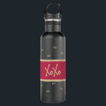 Botella De Agua Tipografía XOXO Black Hot Pink Gold<br><div class="desc">Este es un diseño tipográfico/textual lindo con "XOXO" como patrón. Está en trending black, hot rosa / magenta, y oro. Perfecto para un regalo de personalizado, o para un regalo para usted. Para el personalizar, puede cambiar el texto "XOXO" escribiendo su propio mensaje en el cuadro de texto personalizado. Esto...</div>