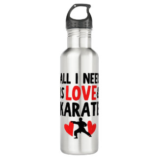 Botella De Agua Todo lo que necesito es amor y karate.