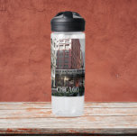 Botella De Agua Tren en bucle elevado de Chicago<br><div class="desc">Mantente tranquilo y motivado durante tus entrenamientos diarios con esta botella de agua clara y plástica que muestra una foto del famoso tren elevado en el centro de Chicago, Illinois. Seleccione su tamaño y color de la botella de agua. NOTA: El diseño no está optimizado para el estilo de botella...</div>