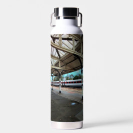 Botella De Agua Tren rojo y blanco en la estación Durham