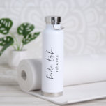 Botella De Agua Tribuna de novias simple Boda moderna dama de hono<br><div class="desc">Botella de agua boda blanca y negra moderna con un diseño sencillo y minimalista con "tribu de novias" en un guión elegante junto con el nombre de su dama de honor. Un regalo lindo y jovencito para las damas de honor.</div>