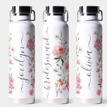 Botella De Agua Tubería floral de color de agua de escritura perso<br><div class="desc">Diga gracias a sus damas de honor con nuestra Bridesmaid Gift Watercolor Floral Script Personalizado Botella de Agua! Esta botella de diseño y práctica es la manera perfecta de mostrar su apreciación. Decorado con un hermoso diseño floral acuático y personalizado con el nombre de cada dama de honor en un...</div>