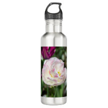 Tulipanes rosa brillante en un día soleado