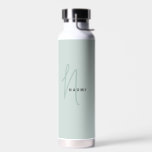 Botella De Agua Verde salvia | Personalizado Monograma Nombre de g<br><div class="desc">Personalizado Classic Sage Green Script Monograma Nombre Elegante Moda Botella de agua. Un diseño sencillo y moderno de color blanco y negro con caligrafía escrita a mano para un aspecto profesional y sofisticado. Crea tus propios regalos personalizados y ecofriendados. Cualquier tipo de letra,  cualquier color,  nada mínimo.</div>