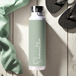 Botella de agua verde y blanca personalizada Sage<br><div class="desc">Manténgase elegante e hidratado con estas botellas de agua verde sabia, con su nombre escrito a mano personalizado en un elegante guión blanco sobre un fondo moderno de moda. Esta botella aislada por personalizados es perfecta para mantener las bebidas frías en verano y cálidas en invierno, lo que la convierte...</div>