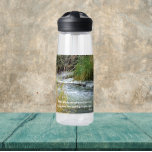 Botella De Agua Verso de poesía Rumi<br><div class="desc">Manténganse acallados dondequiera que vayan con esta botella de agua clara y plástica que muestra la foto de un río en marcha junto con un inspirador verso de poesía de Rumi, un famoso poeta persa del siglo XIII. Seleccione su tamaño y color de la botella de agua. NOTA: Diseño no...</div>