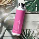 Botella De Agua Vibrante rosa y blanco personalizado<br><div class="desc">Esta botella personalizado aislada personalizada es la combinación perfecta de estilo moderno y funcionalidad. Con su nombre escrito a mano en un elegante guión blanco sobre un vibrante fondo rosado, este diseño minimalista es a la vez elegante y práctico. Ideal para mantener las bebidas frías en verano o calientes en...</div>