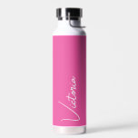 Botella De Agua Vibrante rosa y blanco personalizado<br><div class="desc">Esta botella aislada personalizada incluye el nombre de su BFF en tipografía manuscrita blanca sobre un fondo rosa fucsia vibrante. ¡Ideal para refrescarse durante el verano o para darle un ambiente cálido a tus seres queridos durante los meses fríos! ¡Hace un gran regalo de fiesta nupcial o un regalo para...</div>