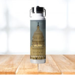 Botella De Agua Washington, DC Capitol Building<br><div class="desc">Mantén tus bebidas calientes o frías dondequiera que vayas con esta botella de agua a la moda,  aislada al vacío,  que presenta una imagen fotográfica del edificio del Capitolio de Estados Unidos en Washington,  DC. Seleccione su tamaño y color de la botella de agua.</div>