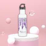 Botella De Agua Wisteria de color de agua Nombre personalizado<br><div class="desc">Este diseño presenta elegantes flores de glicinia de acuarela en lavanda suave y morado con hojas verdes sobre un fondo blanco con tu nombre debajo en un elegante guión morado. Personalice editando el texto en el cuadro de texto. Diseñado para ti por Evco Studio www.zazzle.com/store/evcostudio #boda #fiesta #gifts #waterbotellas #drinkware...</div>