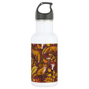 Botella De Agua zorros otoñales sobre marrón chocolate