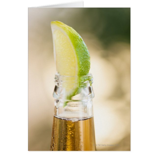 Botella de cerveza con cuña de cal (Frente)
