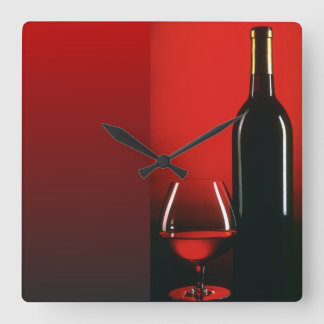 Botella de vino rojo y reloj de pared de cristal
