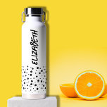 Botella moderna de agua blanca y negra<br><div class="desc">Un divertido patrón de puntos polka acentúa el fondo de esta botella de agua personalizada con tu nombre impreso verticalmente en letras de moda en ambos lados.</div>