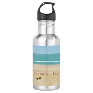 Botellas de agua del océano de arena y gafas de so