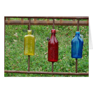 Botellas de vidrio amarillo, rojo, azul