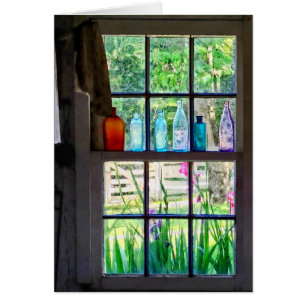 Botellas en la ventana de la cocina