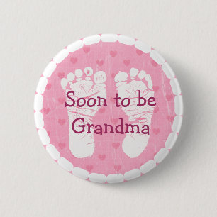 botón Baby Shower de huellas rosas para la abuela