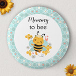 Botón Baby Shower De Mamá Para Ser Niña<br><div class="desc">Un botón de ducha de bebé moderno y cómodo para una ducha de bebé con un lindo bebe y un patrón de peine de miel. Personalizar fácilmente el texto - Kate Eden Art</div>