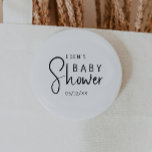 Botón Baby Shower Neutral Simple Moderno<br><div class="desc">Celebre su pequeña habitación con nuestro sencillo y moderno botón de ducha neutro, con un minimalista diseño blanco y negro moderno y bonito. Con su estética limpia e inspirada en el boho, la atmósfera contemporánea y neutral en cuanto a género es perfecta para dar la bienvenida a un niño o...</div>