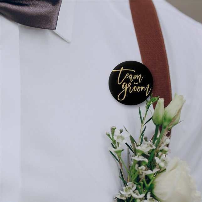 Botón Boda del partido de bóveda de amarre de Team ('Team Groom' Bow Tie Gold Brush Script Calligraphy Wedding Rehearsal Pin Button @ fatfatin_blue_knot)