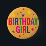 botón colorido del Chica de cumpleaños<br><div class="desc">botón colorido del Chica de cumpleaños con estrellas y confeti y una llama de vela de cumpleaños en la letra "i". Diversión para una fiesta de cumpleaños para niños o adultos,  o para el chica de cumpleaños en el trabajo.</div>