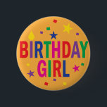 botón colorido del Chica de cumpleaños<br><div class="desc">botón colorido del Chica de cumpleaños con estrellas y confeti y una llama de vela de cumpleaños en la letra "i". Diversión para una fiesta de cumpleaños para niños o adultos,  o para el chica de cumpleaños en el trabajo.</div>